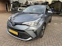 Toyota C-HR / C-HR+ 2.0 Hybrid Dynamic parkeercamera, climate- en cruise control, afneembare trekhaak, origineel Nederlandse auto, 2e eigenaar, dealeronderhouden, parkeersensoren voor en achter, Apple Carplay, Android Auto, Toyota 10 jaar garantie programma, Toyota pechhulp