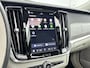 Volvo V90 T8 Recharge Ultra Dark | 20" | Luchtvering | Geventileerd Nappa | Stoelmassage | Bowers & Wilkins | Trekhaak | 360 Camera | Gelamineerd & Getint Glas | Head-Up | Panoramadak | Lederen interieurdelen