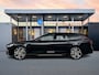 Volvo V90 T8 Recharge Ultra Dark | 20" | Luchtvering | Geventileerd Nappa | Stoelmassage | Bowers & Wilkins | Trekhaak | 360 Camera | Gelamineerd & Getint Glas | Head-Up | Panoramadak | Lederen interieurdelen