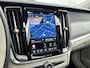 Volvo V90 T8 Recharge Ultra Dark | 20" | Luchtvering | Geventileerd Nappa | Stoelmassage | Bowers & Wilkins | Trekhaak | 360 Camera | Gelamineerd & Getint Glas | Head-Up | Panoramadak | Lederen interieurdelen