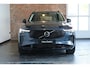 Volvo XC90 T8 Plug-in hybrid AWD Ultra Dark | Bowers & Wilkins Premium Audio | Luchtvering | Nappa Lederen bekleding met ventilatie | 360° Parkeercamera | Semi-Electrische Wegklapbare trekhaak | Panoramadak | Stoelverwarming | Parkeersensoren voor + achter