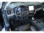 Volvo XC90 T8 Plug-in hybrid AWD Ultra Dark | Bowers & Wilkins Premium Audio | Luchtvering | Nappa Lederen bekleding met ventilatie | 360° Parkeercamera | Semi-Electrische Wegklapbare trekhaak | Panoramadak | Stoelverwarming | Parkeersensoren voor + achter