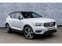 Volvo XC40 1.5 T5 Recharge R-Design | Plug-in Hybrid (PHEV) | Trekhaak | Panoramadak | Harman Kardon Audio | 360 Graden Camera | Parkeersensoren | Stoelverwarming | LED Koplampen Adaptief | Keyless Entry | Elektrische Achterklep | Cruise Control | BLIS | Navigatie