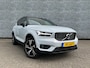 Volvo XC40 1.5 T5 Recharge R-Design | Plug-in Hybrid (PHEV) | Trekhaak | Panoramadak | Harman Kardon Audio | 360 Graden Camera | Parkeersensoren | Stoelverwarming | LED Koplampen Adaptief | Keyless Entry | Elektrische Achterklep | Cruise Control | BLIS | Navigatie
