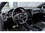 Volvo XC40 1.5 T5 Recharge R-Design | Plug-in Hybrid (PHEV) | Trekhaak | Panoramadak | Harman Kardon Audio | 360 Graden Camera | Parkeersensoren | Stoelverwarming | LED Koplampen Adaptief | Keyless Entry | Elektrische Achterklep | Cruise Control | BLIS | Navigatie