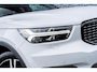Volvo XC40 1.5 T5 Recharge R-Design | Plug-in Hybrid (PHEV) | Trekhaak | Panoramadak | Harman Kardon Audio | 360 Graden Camera | Parkeersensoren | Stoelverwarming | LED Koplampen Adaptief | Keyless Entry | Elektrische Achterklep | Cruise Control | BLIS | Navigatie