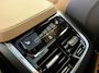 Volvo XC90 2.0 T8 Recharge AWD Ultimate Dark | Adaptieve Cruise Control | Panoramadak | Head-Up Display | 360° Parkeercamera | 21" Velgen | Trekhaak | Stoel-/Stuurverwarming | Harman Kardon Audio | Dodehoek Detectie |