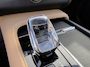 Volvo XC90 2.0 T8 Recharge AWD Ultimate Dark | Adaptieve Cruise Control | Panoramadak | Head-Up Display | 360° Parkeercamera | 21" Velgen | Trekhaak | Stoel-/Stuurverwarming | Harman Kardon Audio | Dodehoek Detectie |