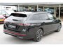 Volkswagen Passat Variant 1.5 eHybrid 272pk R-Line DSG Automaat Black Style / Panorama schuifdak / Leder / Head up / Harman Kardon 700W / IQ LED / LM 19 inch / Wegkl trekhaak Garantie tot 11-09-2030 // 100.000km