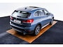BMW X1 sDrive20i xLine - Trekhaak - Panoramadak - Elektrisch verstelbare/verwarmde stoelen - Head up - Elektrische achterklep - Cruise control - Sportstoelen - Stuurwielrand verwarmd - Navigatiesysteem Plus -