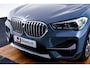 BMW X1 sDrive20i xLine - Trekhaak - Panoramadak - Elektrisch verstelbare/verwarmde stoelen - Head up - Elektrische achterklep - Cruise control - Sportstoelen - Stuurwielrand verwarmd - Navigatiesysteem Plus -