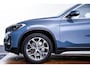 BMW X1 sDrive20i xLine - Trekhaak - Panoramadak - Elektrisch verstelbare/verwarmde stoelen - Head up - Elektrische achterklep - Cruise control - Sportstoelen - Stuurwielrand verwarmd - Navigatiesysteem Plus -