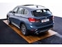 BMW X1 sDrive20i xLine - Trekhaak - Panoramadak - Elektrisch verstelbare/verwarmde stoelen - Head up - Elektrische achterklep - Cruise control - Sportstoelen - Stuurwielrand verwarmd - Navigatiesysteem Plus -