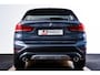 BMW X1 sDrive20i xLine - Trekhaak - Panoramadak - Elektrisch verstelbare/verwarmde stoelen - Head up - Elektrische achterklep - Cruise control - Sportstoelen - Stuurwielrand verwarmd - Navigatiesysteem Plus -