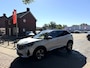 Peugeot 3008 Benzine 130 Pk Automaat * Road Trip Special Edition * = Luxe Allure * * Dodehoekbewaking * Camera Voor en Achterzijde * Leder Alcantara Bekleding * Navigatie * L.M. Velgen * Adaptive Cruise Control * Climate Control * Keyless Start * Vingerhoets; Vierde Generatie Eersteklas Service. Al meer dan 100 jaar een begrip in de Brabantse Kempen