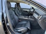 Volvo V90 2.0 T8 Plug-in hybrid AWD Ultra Dark | SOH: 100% | 4 seizoen banden | Extra getint glas | Gelaagd glas | Trekhaak | Luchtvering | Bowers & Wilkins | Massage | Stoel Koeling | 360° Camera | Adaptieve cruise | Stoel/stuur verwarming |