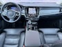 Volvo V90 2.0 T8 Plug-in hybrid AWD Ultra Dark | SOH: 100% | 4 seizoen banden | Extra getint glas | Gelaagd glas | Trekhaak | Luchtvering | Bowers & Wilkins | Massage | Stoel Koeling | 360° Camera | Adaptieve cruise | Stoel/stuur verwarming |