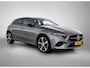 Mercedes-Benz A-klasse 250 e Night Plug-In Hybride Night Pakket | 18 Inch Velgen | Parkeerpakket met 360°-camera | Memory Voorstoelen | Distronic | Dodehoekassistent. Inclusief 24 maanden MB Certified garantie voor Europa.