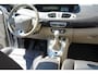 Renault Grand Scenic 2.0 Privilege AUTOMAAT - LUXE - AFN. TREKHAAK - LEDER - STOELVERWARMING - PARKEERSENSOREN V+A - ELEKTR STOEL - NAVI - KEYLESS - BLUETOOTH - DUBBEL PANODAK - CLIMA - CRUISE - LM VELGEN - INKLAPB. SPIEGELS ETC.
