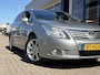 Toyota Avensis Wagon 2.0 VVTi Panoramic Business Special / NL-Auto / 1e-Eigenaar! / Uniek / Panoramadak / Cruise-Control / Trekhaak / Radio-Bluetooth / Navi / Climate-Control / Camera-Achter met PDC / 16'' LMV / ENZ.