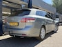 Toyota Avensis Wagon 2.0 VVTi Panoramic Business Special / NL-Auto / 1e-Eigenaar! / Uniek / Panoramadak / Cruise-Control / Trekhaak / Radio-Bluetooth / Navi / Climate-Control / Camera-Achter met PDC / 16'' LMV / ENZ.