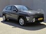 Hyundai Kona 1.6 GDI HEV Comfort / Trekgewicht 1300 kg / Apple Carplay Android Auto / Achteruitrijcamera / Keyless Entry/Start / Adaptief cruise control / Climate control / Parkeersensoren voor en achter / Lichtmetalen wielen 16“ /