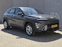 Hyundai Kona 1.6 GDI HEV Comfort / Trekgewicht 1300 kg / Apple Carplay Android Auto / Achteruitrijcamera / Keyless Entry/Start / Adaptief cruise control / Climate control / Parkeersensoren voor en achter / Lichtmetalen wielen 16“ /