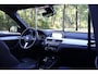 BMW X1 sDrive18i High Executive M-Sport | Leder | Pano | HUD | Navi Plus | Stoelverwarming | Hifi | DAB | Grootlichtassistent | Etc.