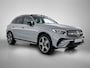 Mercedes-Benz GLC 300e 4MATIC Business Solution AMG | Advanced plus | Nightpakket | Parkeerpakket | Trekhaak | Treeplanken in aluminiumlook | Middenconsole metaalstructuur | Panoramaschuifdak | 20 inch vijfspaaks lichtmetalen AMG-velgen |