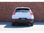Volvo XC40 2.0 B4 Plus Dark | Trekhaak, inklapbaar | Stoel-/ stuurwielverwarming | Elektrisch verstelbare voorstoelen met geheugenfunctie | Adaptieve cruise control | 18 inch. lichtmetalen velgen | BLIS | All-season banden | Apple carplay/ Android auto | Pilot assist