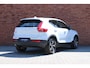 Volvo XC40 2.0 B4 Plus Dark | Trekhaak, inklapbaar | Stoel-/ stuurwielverwarming | Elektrisch verstelbare voorstoelen met geheugenfunctie | Adaptieve cruise control | 18 inch. lichtmetalen velgen | BLIS | All-season banden | Apple carplay/ Android auto | Pilot assist