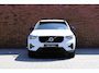 Volvo XC40 B4 Plus Dark | Trekhaak, inklapbaar | Stoel-/ stuurwielverwarming | Elektrisch verstelbare voorstoelen met geheugenfunctie | Adaptieve cruise control | 18 inch. lichtmetalen velgen | BLIS | All-season banden | Apple carplay/ Android auto | Pilot assist
