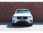 Volvo XC40 2.0 B4 Plus Dark | Trekhaak, inklapbaar | Stoel-/ stuurwielverwarming | Elektrisch verstelbare voorstoelen met geheugenfunctie | Adaptieve cruise control | 18 inch. lichtmetalen velgen | BLIS | All-season banden | Apple carplay/ Android auto | Pilot assist