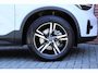 Volvo XC40 B4 Plus Dark | Trekhaak, inklapbaar | Stoel-/ stuurwielverwarming | Elektrisch verstelbare voorstoelen met geheugenfunctie | Adaptieve cruise control | 18 inch. lichtmetalen velgen | BLIS | All-season banden | Apple carplay/ Android auto | Pilot assist