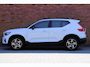 Volvo XC40 B4 Plus Dark | Trekhaak, inklapbaar | Stoel-/ stuurwielverwarming | Elektrisch verstelbare voorstoelen met geheugenfunctie | Adaptieve cruise control | 18 inch. lichtmetalen velgen | BLIS | All-season banden | Apple carplay/ Android auto | Pilot assist