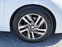 Peugeot 208 1.2 PureTech Allure 360°Camera l Carplay l Dealer Onderhouden l Navi l Halfleder l Clima l Cruise l Rijstrooksensor l 6 Bak l PDC l Lm velgen l N.A.P l 102pk l Apk tot 02-2028