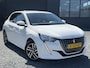 Peugeot 208 1.2 PureTech Allure 360°Camera l Carplay l Dealer Onderhouden l Navi l Halfleder l Clima l Cruise l Rijstrooksensor l 6 Bak l PDC l Lm velgen l N.A.P l 102pk l Apk tot 02-2028