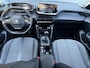 Peugeot 208 1.2 PureTech Allure 360°Camera l Carplay l Dealer Onderhouden l Navi l Halfleder l Clima l Cruise l Rijstrooksensor l 6 Bak l PDC l Lm velgen l N.A.P l 102pk l Apk tot 02-2028
