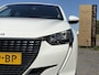 Peugeot 208 1.2 PureTech Allure 360°Camera l Carplay l Dealer Onderhouden l Navi l Halfleder l Clima l Cruise l Rijstrooksensor l 6 Bak l PDC l Lm velgen l N.A.P l 102pk l Apk tot 02-2028