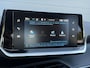 Peugeot 208 1.2 PureTech Allure 360°Camera l Carplay l Dealer Onderhouden l Navi l Halfleder l Clima l Cruise l Rijstrooksensor l 6 Bak l PDC l Lm velgen l N.A.P l 102pk l Apk tot 02-2028