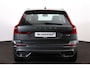 Volvo XC60 T6 Plug-in hybrid AWD Plus Dark - IntelliSafe Assist & Surround - Harman Kardon audio - Elektr. bedienbare voorstoelen met geheugen - Verwarmde voorstoelen, stuur & achterbank - Parkeercamera achter - Parkeersensoren voor & achter - Draadloze tel. lader - Extra getint glas - 19 inch LMV