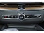 Volvo XC60 T6 Plug-in hybrid AWD Plus Dark - IntelliSafe Assist & Surround - Harman Kardon audio - Elektr. bedienbare voorstoelen met geheugen - Verwarmde voorstoelen, stuur & achterbank - Parkeercamera achter - Parkeersensoren voor & achter - Draadloze tel. lader - Extra getint glas - 19 inch LMV