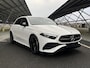 Mercedes-Benz A-klasse 180 Star Edition AMG Line | Night | Panoramadak | Multibeam LED | 19 Inch LM velgen | Sfeerverlichting |