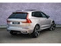 Volvo XC60 2.0 T8 Plug-in hybrid AWD Ultra Dark Exec. Ed. | Actieve Luchtvering | Bowers & Wilkins Audio | Head-up Display | 360 Graden Camera | Panoramadak | Lichtmetalen Velgen 22 inch | Elektrisch Verstelbare Voorstoelen | Geventileerde Stoelen | Massagefunctie | Keyless Entry | BLIS
