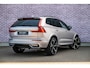 Volvo XC60 2.0 T8 Plug-in hybrid AWD Ultra Dark Exec. Ed. | Actieve Luchtvering | Bowers & Wilkins Audio | Head-up Display | 360 Graden Camera | Panoramadak | Lichtmetalen Velgen 22 inch | Elektrisch Verstelbare Voorstoelen | Geventileerde Stoelen | Massagefunctie | Keyless Entry | BLIS