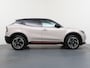 Alfa Romeo Junior Elettrica Speciale | "Spiga" Stoffen/ecoleder bekleding met rode accenten - 6-voudig verstelbare bestuurdersstoel / 6-voudig verstelbare passagiersstoel, verwarmbare voorstoelen | 10,1" infotainment systeem met navigatie | 10,25" digitaal instrumentarium