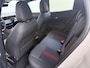 Alfa Romeo Junior Elettrica Speciale | "Spiga" Stoffen/ecoleder bekleding met rode accenten - 6-voudig verstelbare bestuurdersstoel / 6-voudig verstelbare passagiersstoel, verwarmbare voorstoelen | 10,1" infotainment systeem met navigatie | 10,25" digitaal instrumentarium