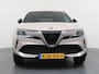 Alfa Romeo Junior Elettrica Speciale | "Spiga" Stoffen/ecoleder bekleding met rode accenten - 6-voudig verstelbare bestuurdersstoel / 6-voudig verstelbare passagiersstoel, verwarmbare voorstoelen | 10,1" infotainment systeem met navigatie | 10,25" digitaal instrumentarium