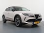 Alfa Romeo Junior Elettrica Speciale | "Spiga" Stoffen/ecoleder bekleding met rode accenten - 6-voudig verstelbare bestuurdersstoel / 6-voudig verstelbare passagiersstoel, verwarmbare voorstoelen | 10,1" infotainment systeem met navigatie | 10,25" digitaal instrumentarium