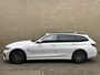 BMW 3-Serie Touring 320e M-pakket | 360 camera | Laser-LED | Sportstoelen | Leder/alcantara | Navigatie | Apple CarPlay | Head Up | 18 inch M-velgen | Stoelverwarming | Sfeerverlichting | Keyless | DAB | Elektrische achterklep | Volledig onderhouden